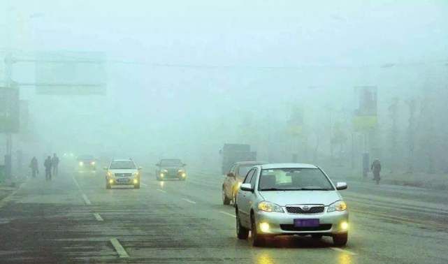 跑高速下起暴雨，开双闪算违章吗？交警：再说一次，做错要丢3分