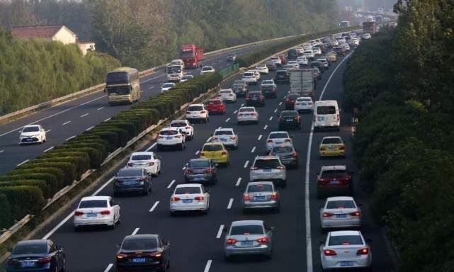 跑高速下起暴雨,开双闪算违章吗?交警:再说一次,做错要丢3分
