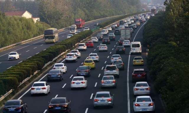 跑高速下起暴雨，开双闪算违章吗？交警：再说一次，做错要丢3分