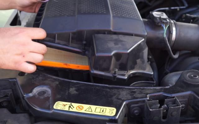 空气滤清器，如果你是2.0T的车，那么有必要3年换一次