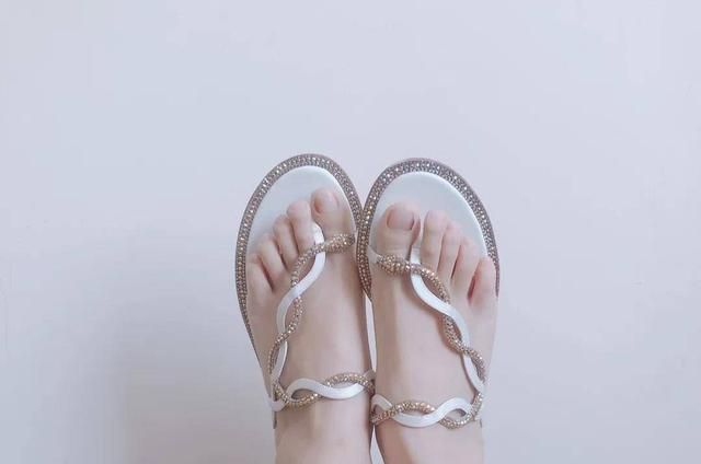 鞋子也能助你提神抗疲劳?11款平底凉拖,带你舒服走过今夏