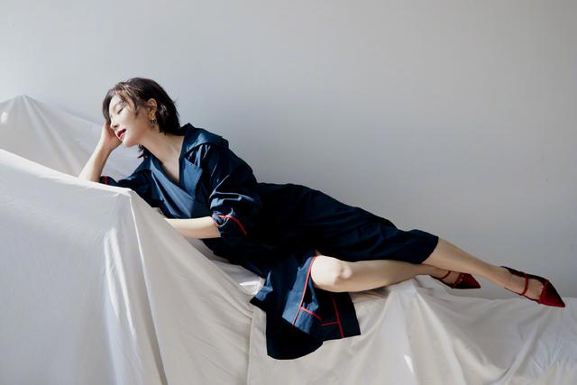 佩服陈数,穿深蓝色风衣裙还曲腿坐,配丝绒高跟鞋美腿更撩人了
