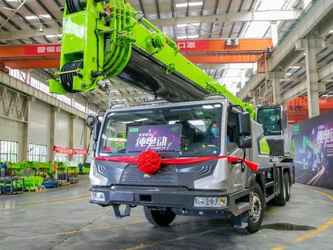 中联重科下线全球首台纯电动汽车起重机