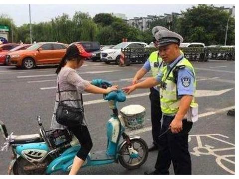 骑着新国标电动车，追不上前面的自行车，专家是不是该解释一下？