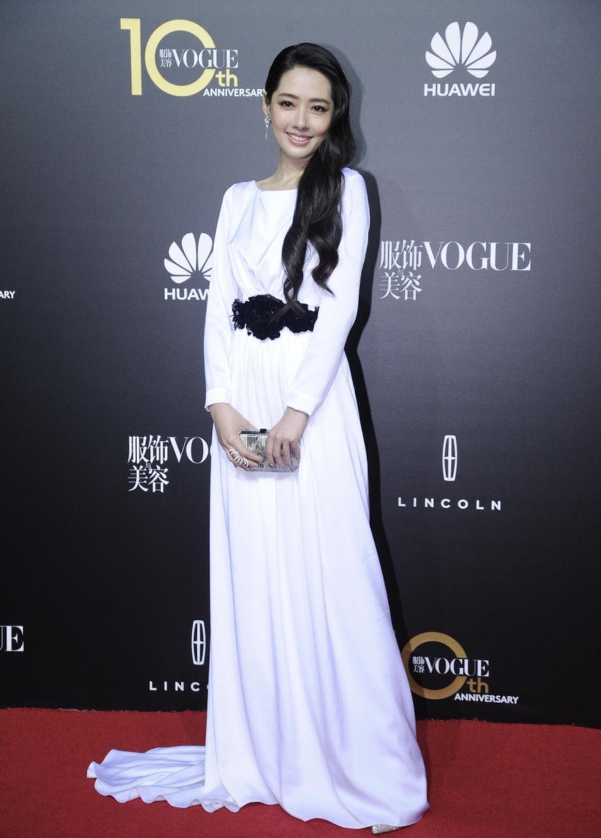 郭碧婷不愧是气质女神卷发造型配白色连衣裙高贵优雅精致迷人