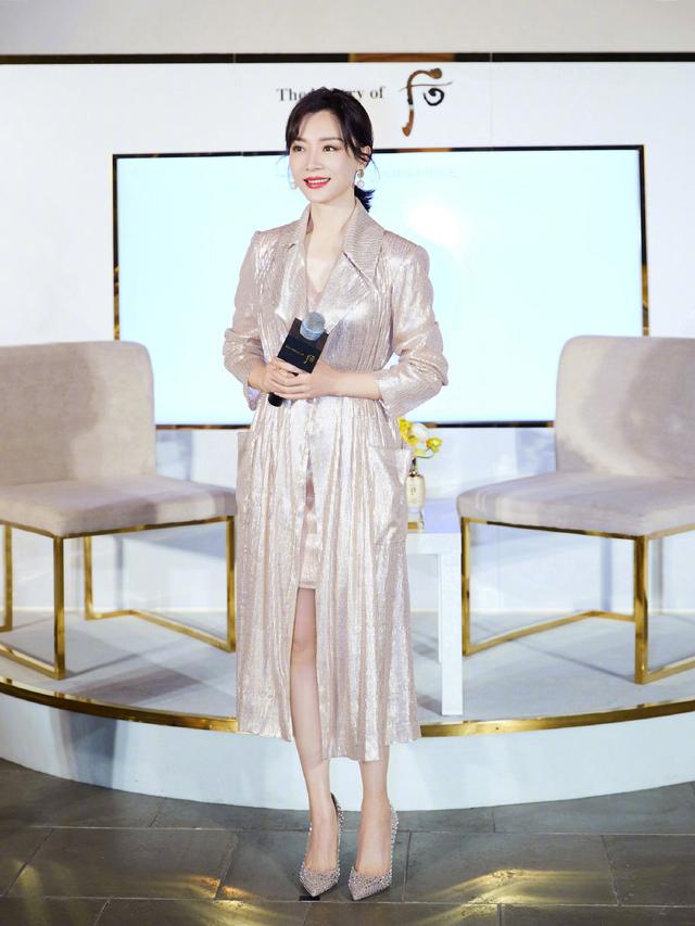 佩服陈数,穿深蓝色风衣裙还曲腿坐,配丝绒高跟鞋美腿更撩人了