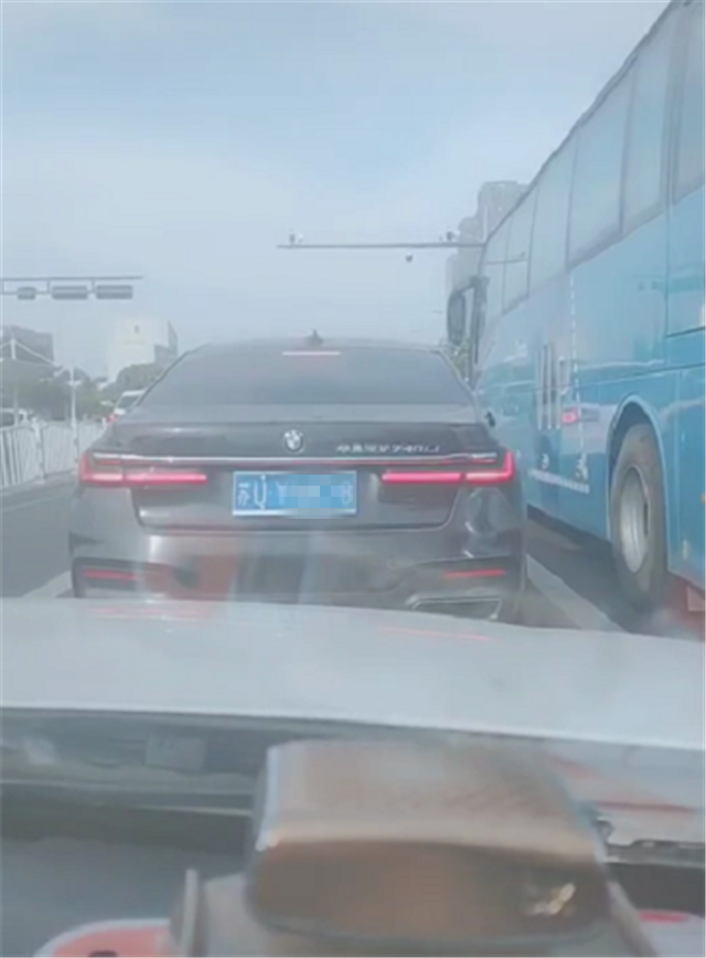 贴“华晨宝驴”的宝马7系,全国首台,落地93万,尾标成吸睛点