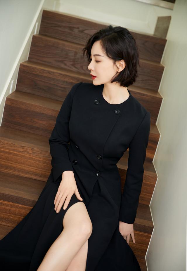 佩服陈数,穿深蓝色风衣裙还曲腿坐,配丝绒高跟鞋美腿更撩人了