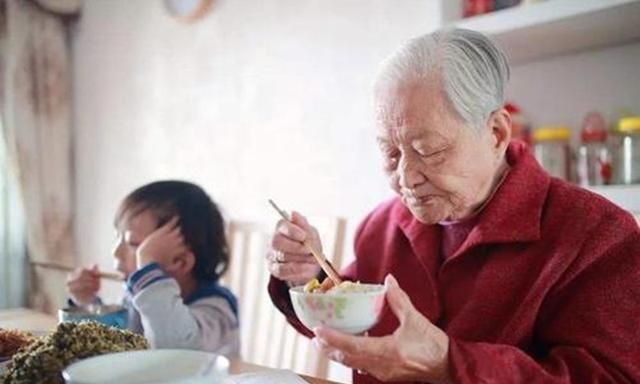 “这鸡腿是你弟弟的,女孩没资格吃”,重男轻女的老人太可怕了