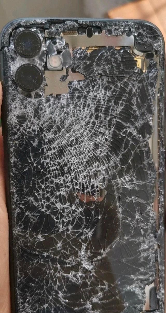 iphone11摔碎图片,iphone11摔烂图片真实 网友iphone11从5楼摔碎,去售后能保修吗?网友:补ac也不好使