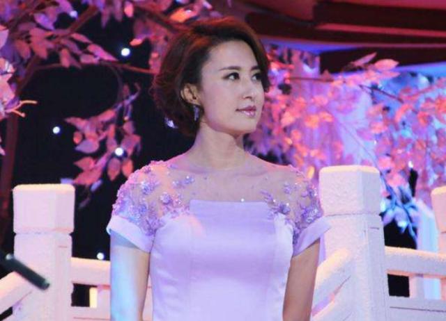 央视主持人张蕾事业巅峰期嫁大20岁的富商婚后被宠成了小公主