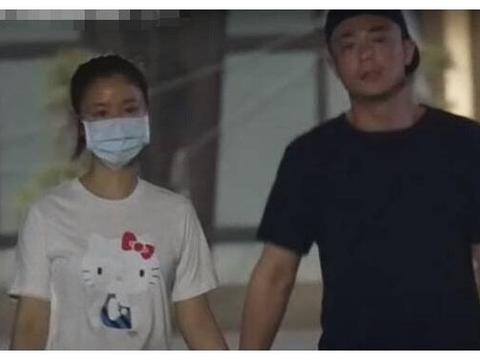 44岁林心如太少女！深夜牵霍建华压马路甜齁了，不愧是拍偶像剧的