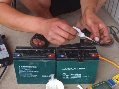 电动车电瓶寿命完了先别换新！维修工：这2招或能“再战”2年