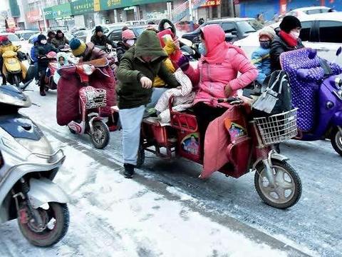 “禁摩限电”政策公布后，家长开始犯难，以后接孩子放学怎么办？