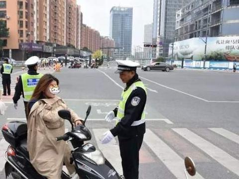 电动车出行受限制，专家建议买汽车，网友：都买汽车交通更乱