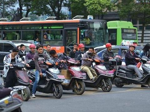 电动车电瓶寿命完了先别换新！维修工：这2招或能“再战”2年