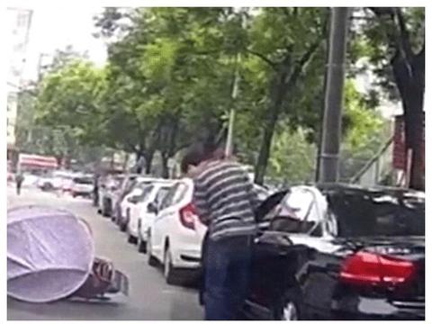 开门撞倒电动车，下车不看伤者，先看车门！你的大众是有多高级？