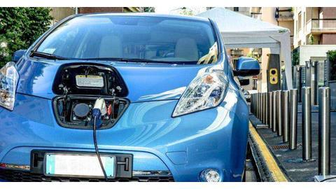 一场暴雨，揭开“电动爹”的遮羞布，车主：花钱买车让他开我？