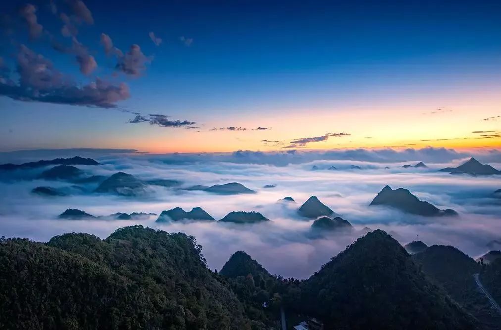 还是徜徉于溪流边, 白雾缭绕山峰, 空灵缥缈犹如仙境一般的梦幻景象