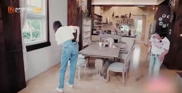 林志颖妈妈教陈若仪打扫卫生,谁注意林志颖咋做