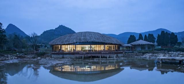 他在深山里,建了一座四合院豪宅,山湖环绕,里面的庭院太美了
