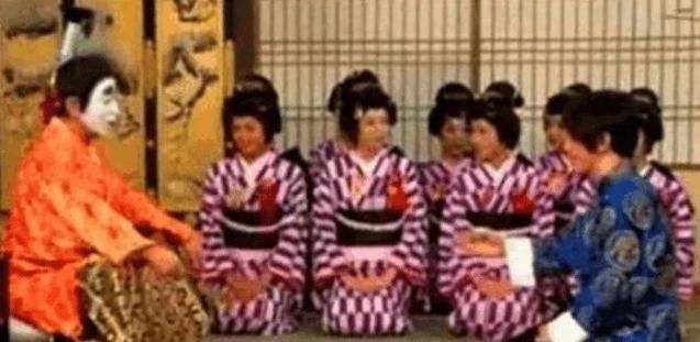 44岁被遗忘,曾比赵本山都红,曾因跪拜“天皇”被封杀