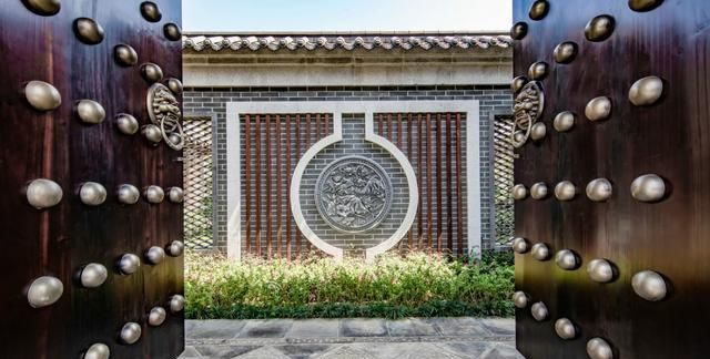 他在深山里,建了一座四合院豪宅,山湖环绕,里面的庭院太美了