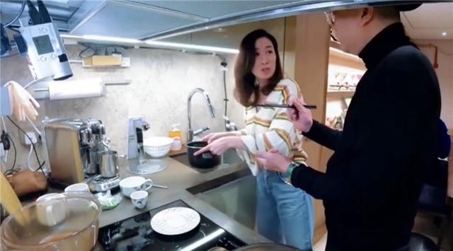 佘诗曼豪宅可俯瞰大半个香港,卫生间像酒店,不愧是学酒店管理的