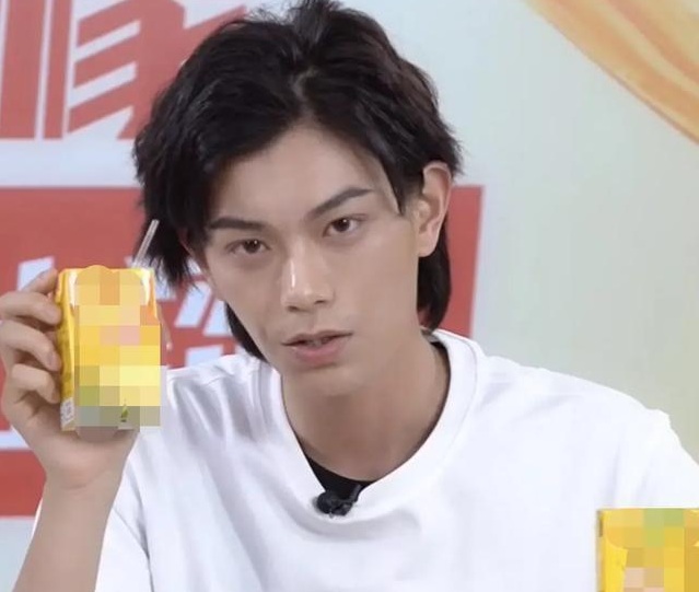 丁禹兮凭《传闻中的陈芊芊》圈了不少颜值粉,直播却暴露真实颜值