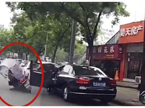 开车门撞上电动车，车主下车心疼车门，对电动车主一眼不瞧