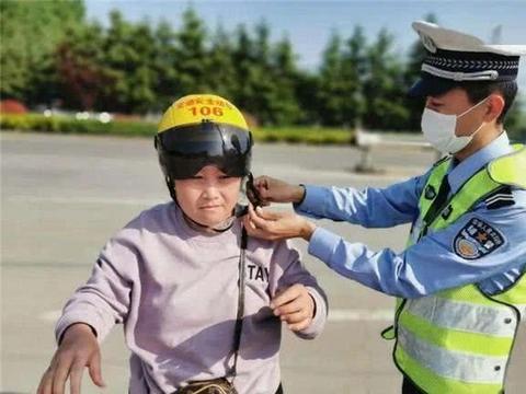 刚戴上头盔，又一电动车新规来了，还让不让人出门了