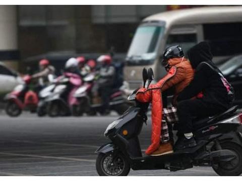 电动车禁止安装遮阳篷，为什么“挡风被”也成了隐患？原因很真实