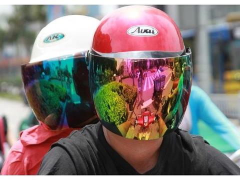 电动车车主怒了：戴头盔可以忍受，安装脚蹬子就没必要了吧