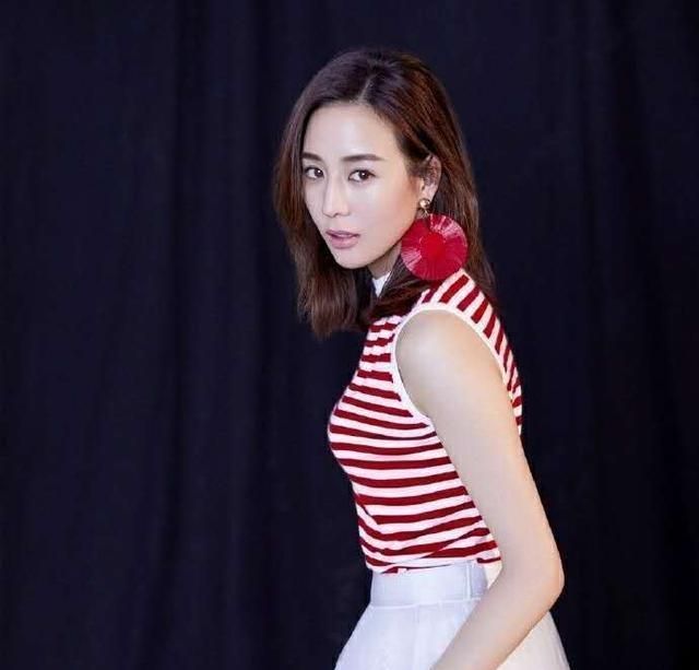 张钧甯气质真好:T恤+阔腿裤,衬衫+半裙,基础款穿出高级感