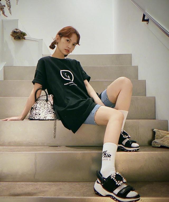 杨丞琳发六宫格美照,看到她的腿实名羡慕,李荣浩真的娶到宝了