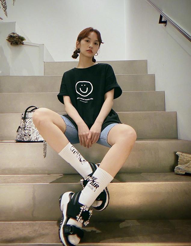 杨丞琳发六宫格美照,看到她的腿实名羡慕,李荣浩真的娶到宝了