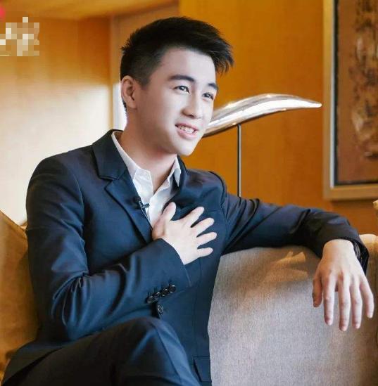 爸爸走了没了靠山,何猷君更改认证,二房家姐曾说不认识他