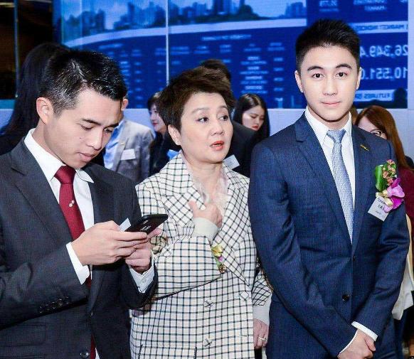 爸爸走了没了靠山,何猷君更改认证,二房家姐曾说不认识他