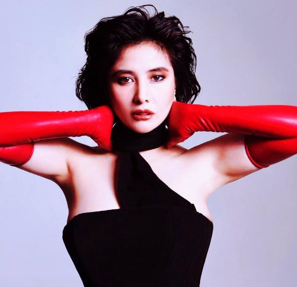 爸爸走了没了靠山,何猷君更改认证,二房家姐曾说不认识他