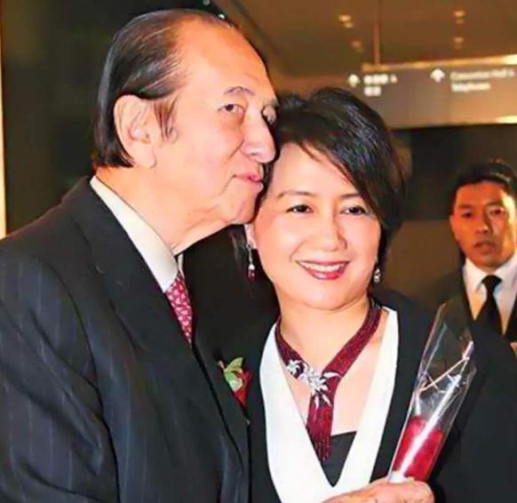 爸爸走了没了靠山,何猷君更改认证,二房家姐曾说不认识他