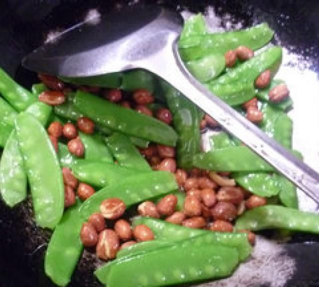 花生米炒荷兰豆,味道清淡,脆甜清爽,家人喜欢!