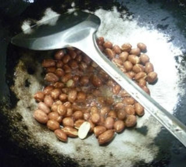 花生米炒荷兰豆,味道清淡,脆甜清爽,家人喜欢!