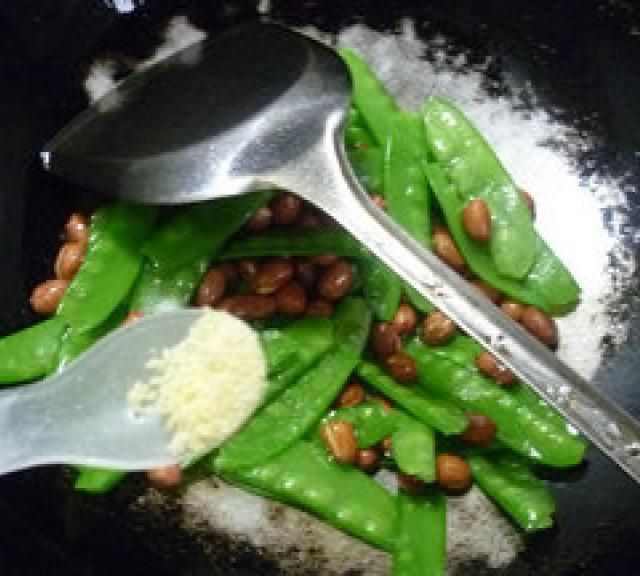 花生米炒荷兰豆,味道清淡,脆甜清爽,家人喜欢!