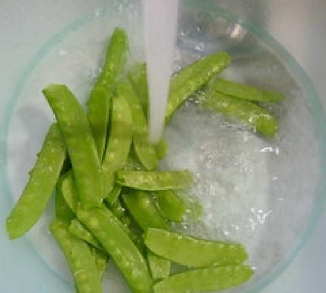 花生米炒荷兰豆,味道清淡,脆甜清爽,家人喜欢!