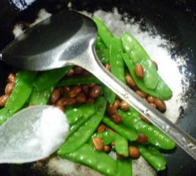 花生米炒荷兰豆,味道清淡,脆甜清爽,家人喜欢!