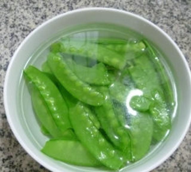 花生米炒荷兰豆,味道清淡,脆甜清爽,家人喜欢!