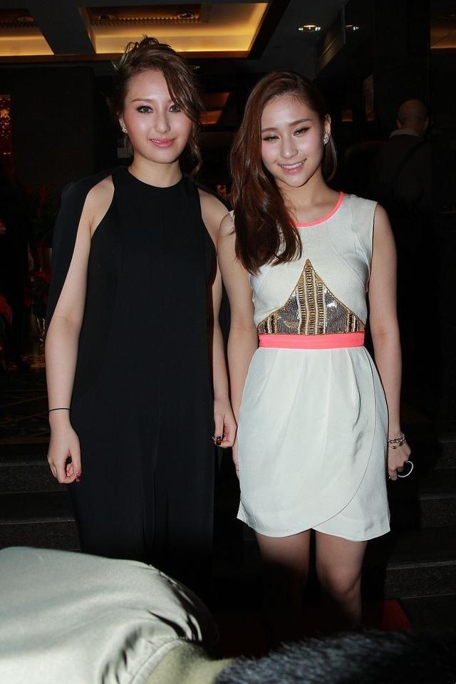赌王三太与两女儿同框,何超云披斗篷气场强,何超莲穿白裙好清新