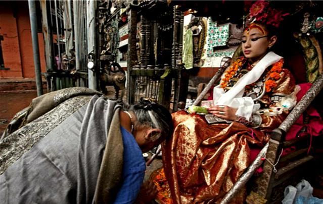 尼泊尔活女神:接受国王和信徒的跪拜,初潮便退位