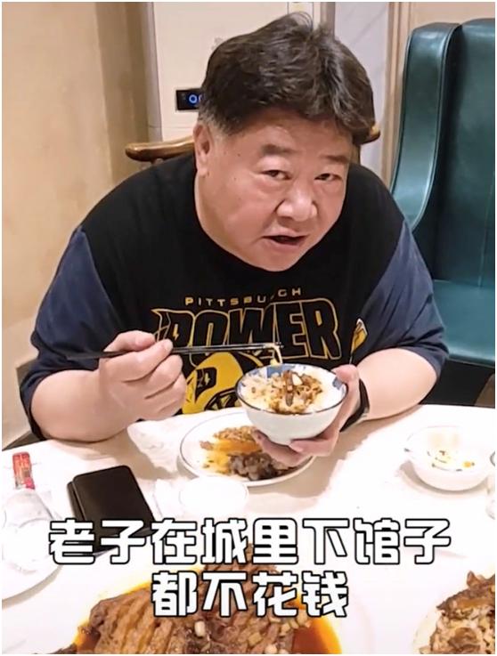 小兵张嘎胖翻译近况曝光身材发福双鬓斑白52岁老来得子