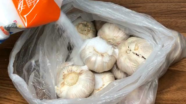 原来大蒜这样保存,不发芽不干瘪,方法太简单了,又学会了一招